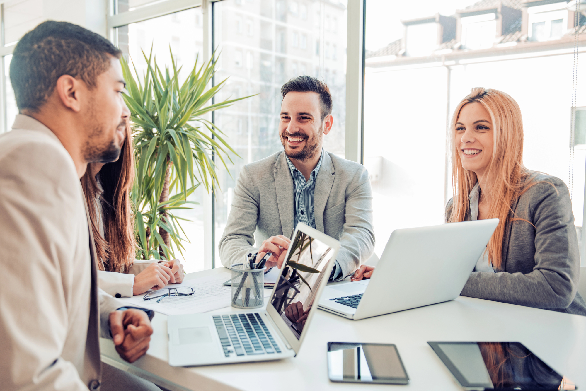 empresario discutiendo relaciones comerciales